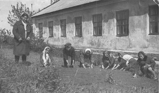 1975 (76?) год восьмилетняя школа в селе Журавлино, Авдеева А.К. со своими четвероклассниками